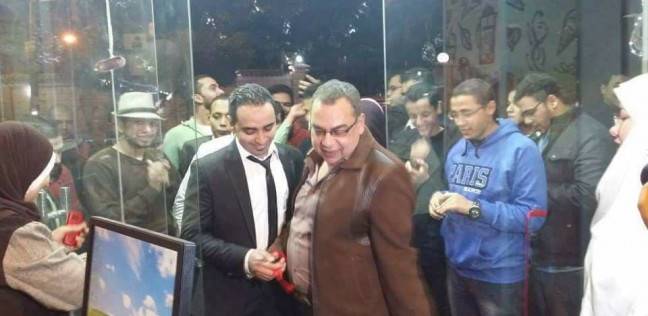 دكتور أحمد خالد توفيق مع كريم في افتتاح مكتبته