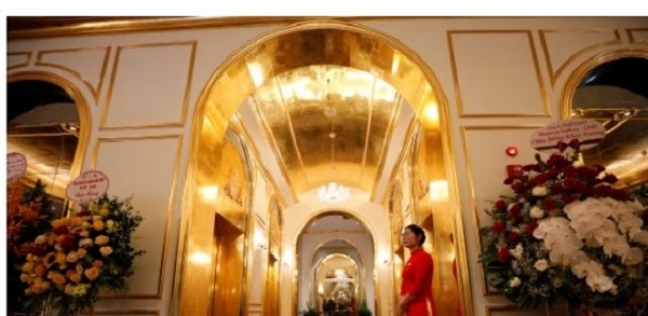 داخل أول فندق مصنوع من الذهب في العالم