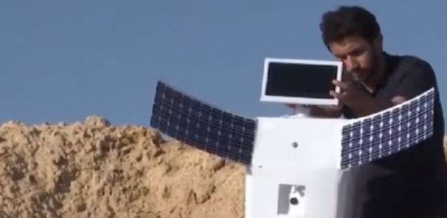 محمود الكومي مع الروبوت «أيلو»