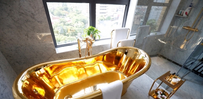 حمام مصنوع من الذهب بالفندق الفيتنامي