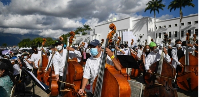 الموسيقيون في فنزويلا يؤدون أغنية «المسيرة السلافية» لـ تشايكوفسكي