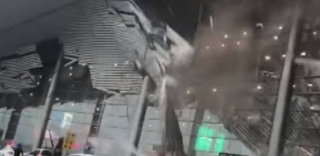 لحظة انهيار سقف مبنى المطار في نانتشانج الصينية