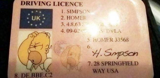 "هومر سيمبسون" الشخصية الكارتونية الشهيرة يقود سيارة في إنجلترا