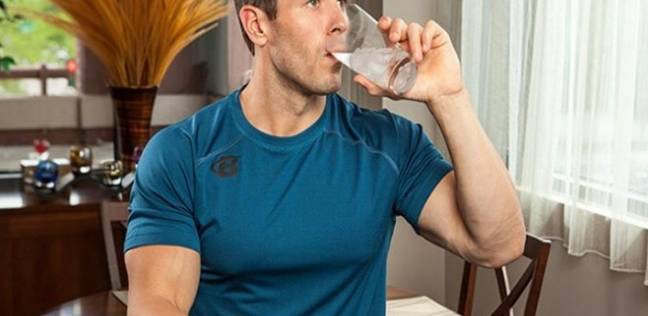 شرب الماء أثناء الأكل وبعده.. هل يفيد الجسم أم يضره؟