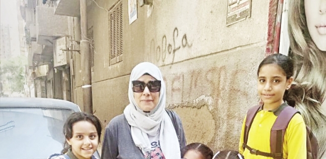 «رانيا» تصطحب أطفالها إلى المدرسة