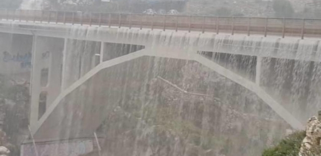 أمطار غزيرة بجنوب ايطاليا تحول جسر الي شلال