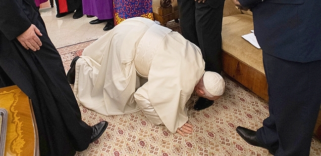 البابا فرنسيس يقبل أقدام زعماء جنوب السودان لانهاء الحرب بينهما