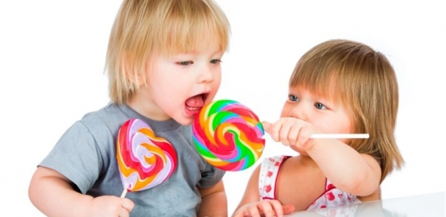 الأطفال وتناول الحلوى - صورة أرشيفية