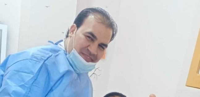 الدكتور أحمد سعيد مع أحد المرضى