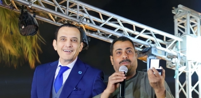 الإعلامي طارق علام أثناء توزيع الجوائز بالحفل