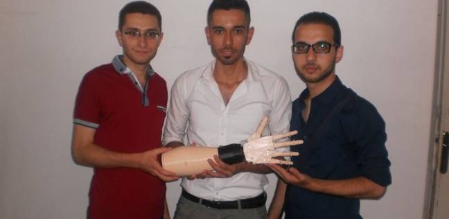 الطلاب السوريين مع اختراعهم