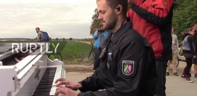 شرطي ألماني يعزف البيانو خلال مناوبة حراسة