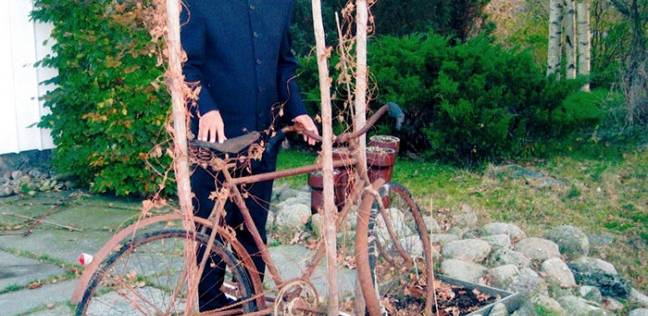 باع كل ما يملكه ليشتري دراجة وقطع بها 9 آلاف كيلومتر ليلتقي حب حياته
