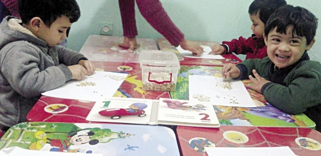 الأطفال يمارسون أنشطة الأكاديمية