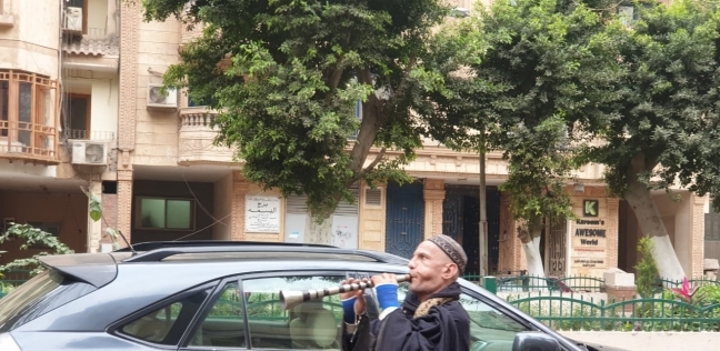 أبو عبدالله يونس خلال عزفه في الشارع