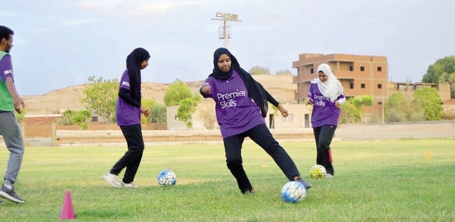 3 فتيات يلعبن كرة القدم فى المدرسة