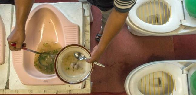 صورة تبرز تقديم إندونيسيا للطعام في المراحيض