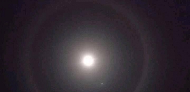 القمر الأحدب يقترن مع نجم قلب الأسد