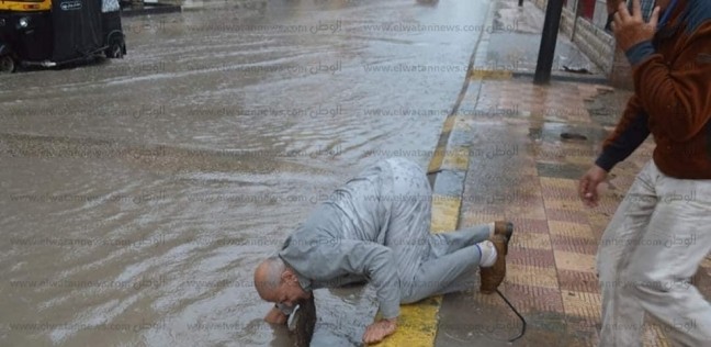 رئيس مدينة مطوبس يسلك صفايات المطر