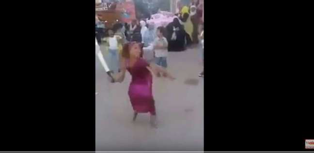 طفلة ترقص بالسلاح الأبيض