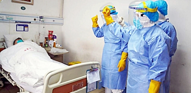 أطباء خلال الإطمئان على مريض كورونا