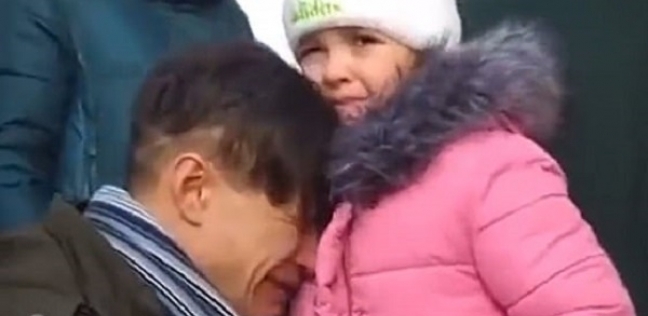 أوكراني يودع طفلته