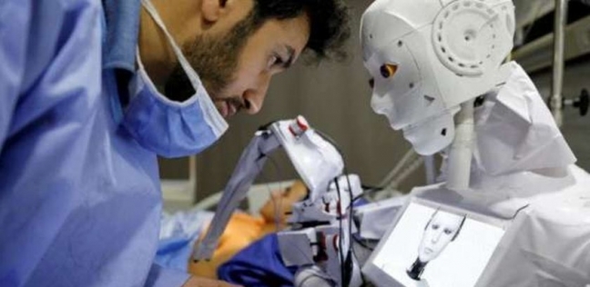 محمود الكومي مع روبوت التشخيص الطبي