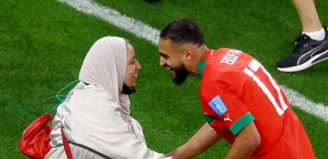 احتفال اللاعب المغربي سفيان بوفال مع والدته