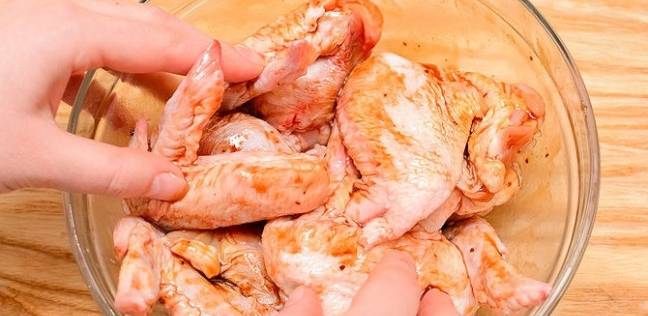 تناول أجنحة الدجاج يطرد العرسان.. أساطير وخرافات الطعام في إندونيسيا