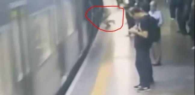 لحظة سقوط فتاة أمام قطار في البرازيل