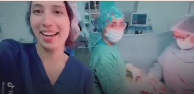 فريق طبي يرقص أثناء عملية جراحية