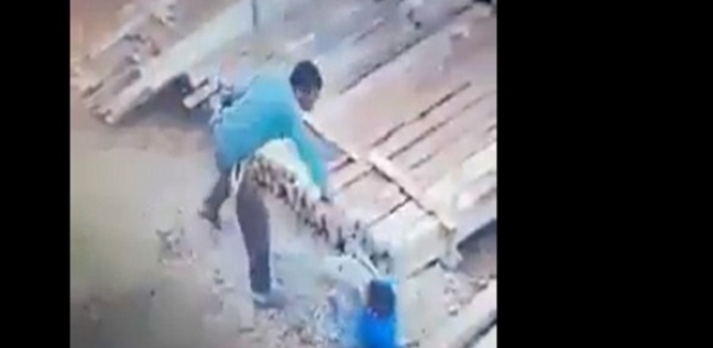 جانب من الفيديو أثناء تعرض الطفل للضرب