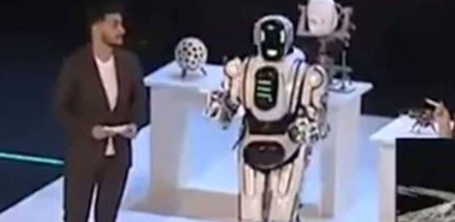 روبوت روسي متطور جداً.. اكتشفوا أنه رجل حقيقى في الداخل
