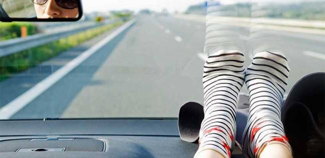 تحذير: وضع القدم على تابلوه السيارة أثناء القيادة قد يسبب اضرار جسيمة