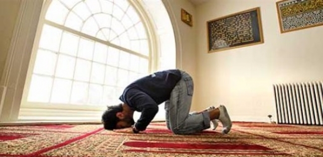 شاب أثناء الصلاة