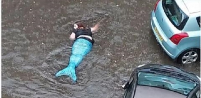 «نصف جسدها زعانف».. مشهد صادم لـ«حورية البحر» في شوارع اسكتلندا