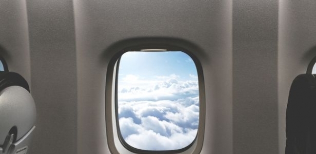 ثقوب صغيرة في نوافذ الطائرة