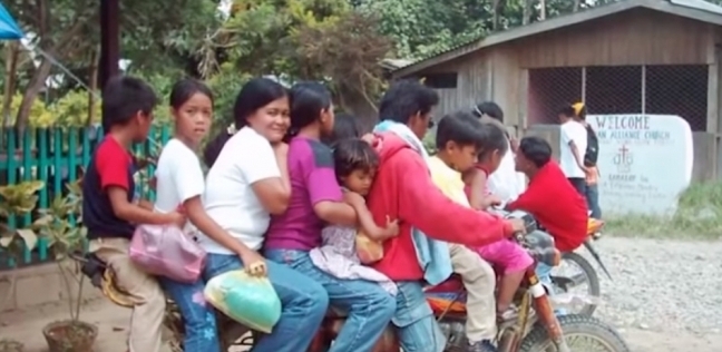 دراجة بخارية وسيلة النقل العائلية في الفلبين
