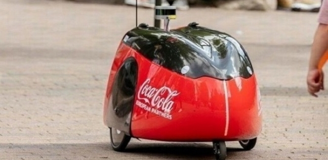 كوكاكولا تكشف عن روبوت لتوصيل المشروبات الغازية.. "دليفري"