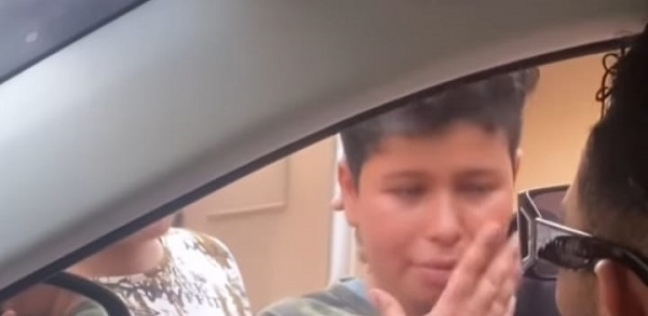 طفل يبكي بعد مقابلة محمد رمضان