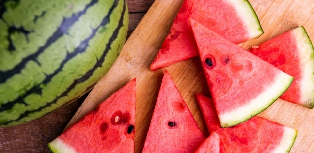 ماذا يحدث عند الإفراط في تناول البطيخ؟.. مخاطر صحية جسمية لهذه الفئات 