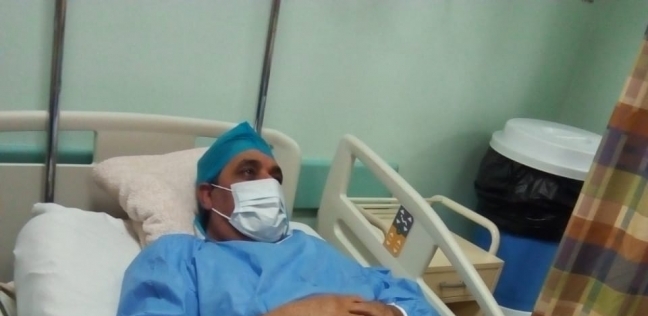 محسن سامي خلال تواجده بالمستشفى لتلقي العلاج