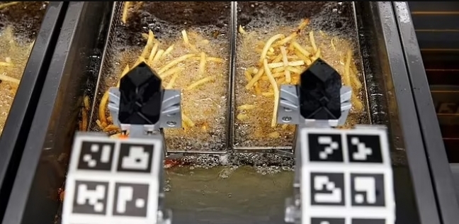الروبوت يطهي البطاطس المقلية