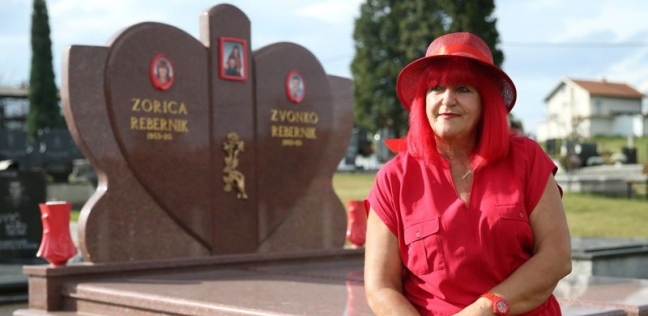 زوريكا ريبيرنيك أمام شاهد مقبرتها الحمراء
