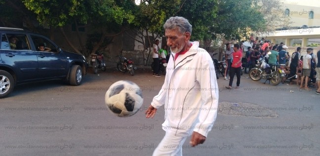 الحاج محمد ربيع في العقد الثامن يستعرض مهاراته في كرة القدم