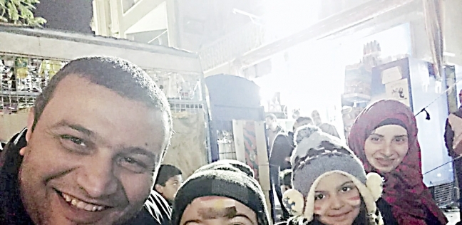 محمد وزوجته جاءا من منيا القمح لتشجيع المنتخب