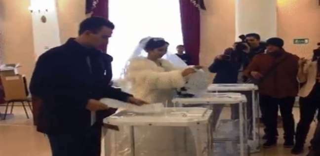 عروسان يصوتان على الانتخابات الروسية