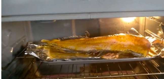 فيديو مرعب لسمكة تتقافز داخل الفرن رغم شوائها