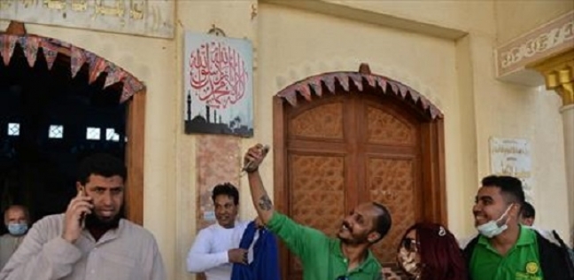 شباب المطرانية يعلقون زينة رمضان بمسجد الكوثر