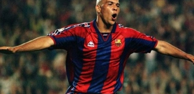 اللاعب البرازيلي رونالدو يرتدي قميص برشلونة